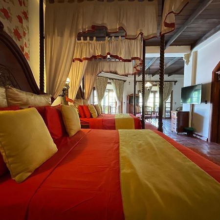 Tropicana Castle Dive Resort Powered By Cocotel Puerto Galera Rom bilde