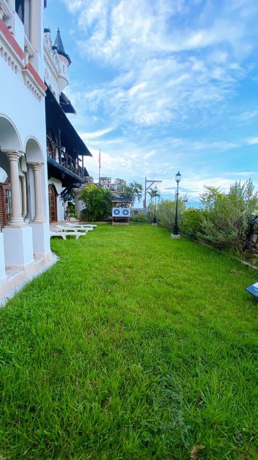 Tropicana Castle Dive Resort Powered By Cocotel Puerto Galera Eksteriør bilde