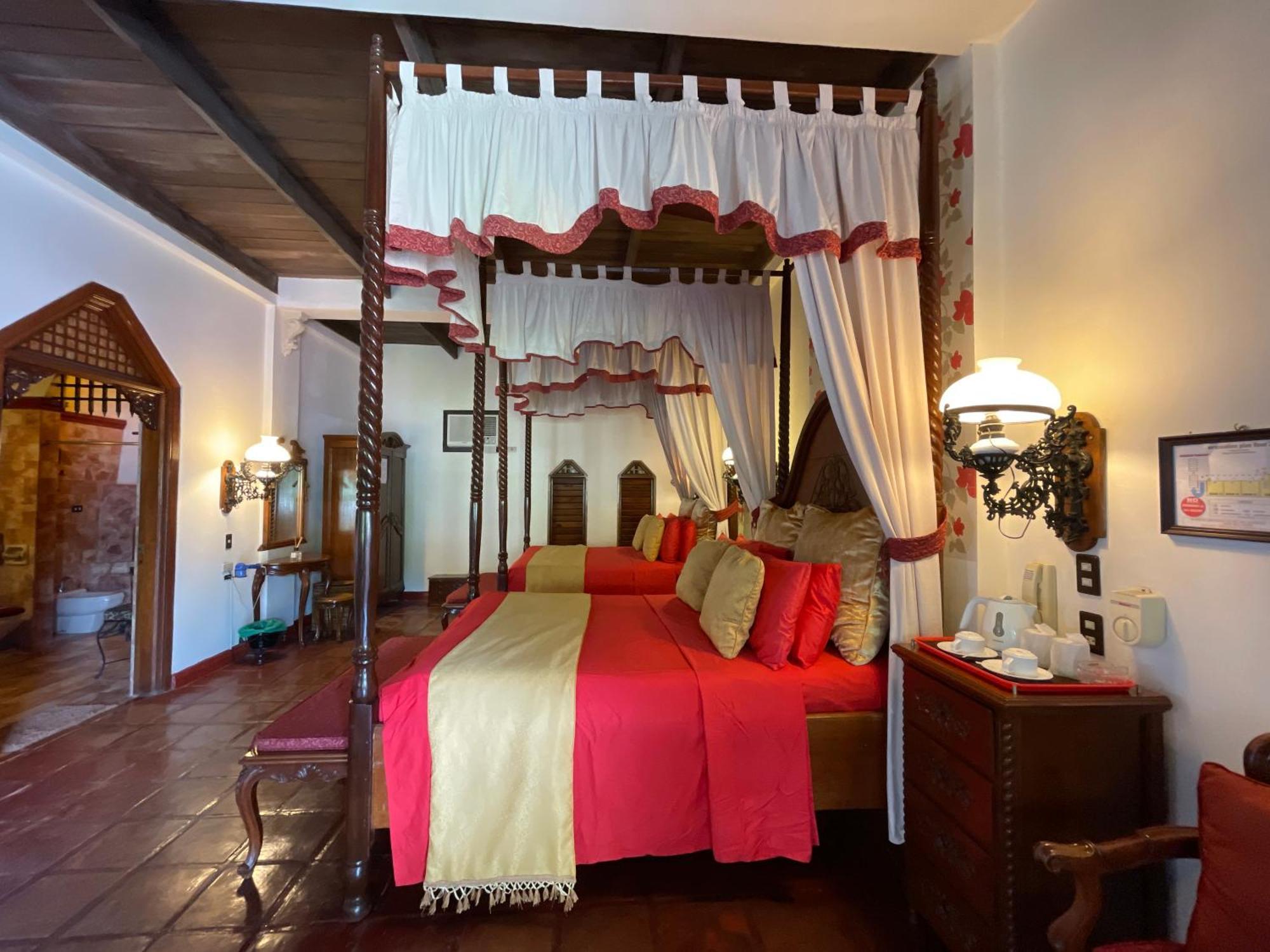 Tropicana Castle Dive Resort Powered By Cocotel Puerto Galera Rom bilde