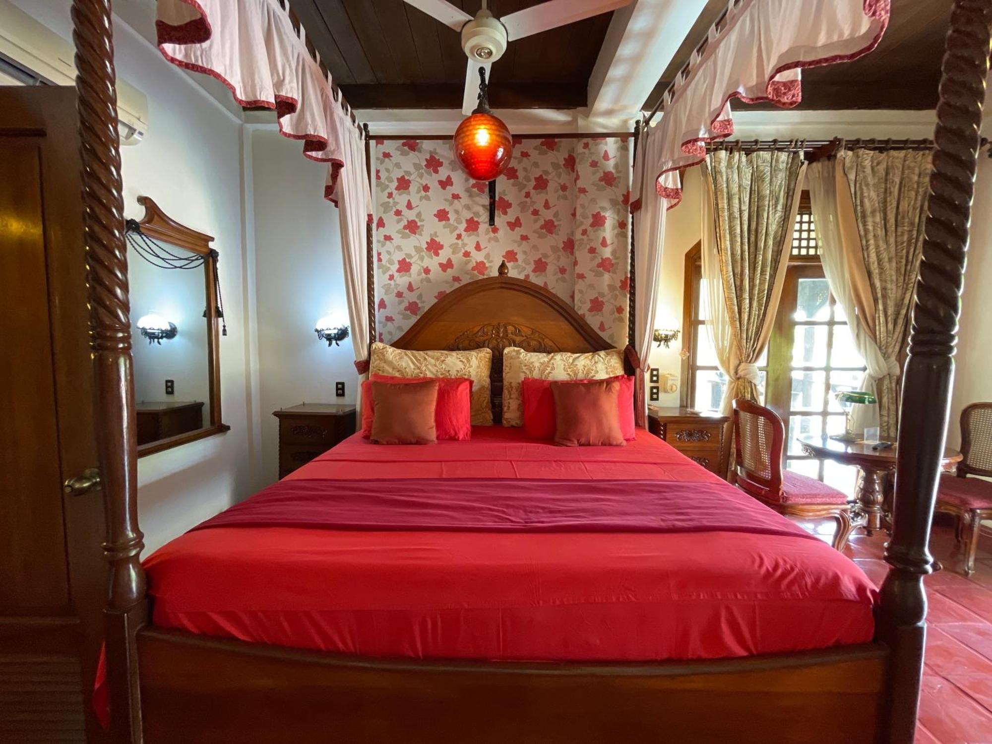 Tropicana Castle Dive Resort Powered By Cocotel Puerto Galera Rom bilde