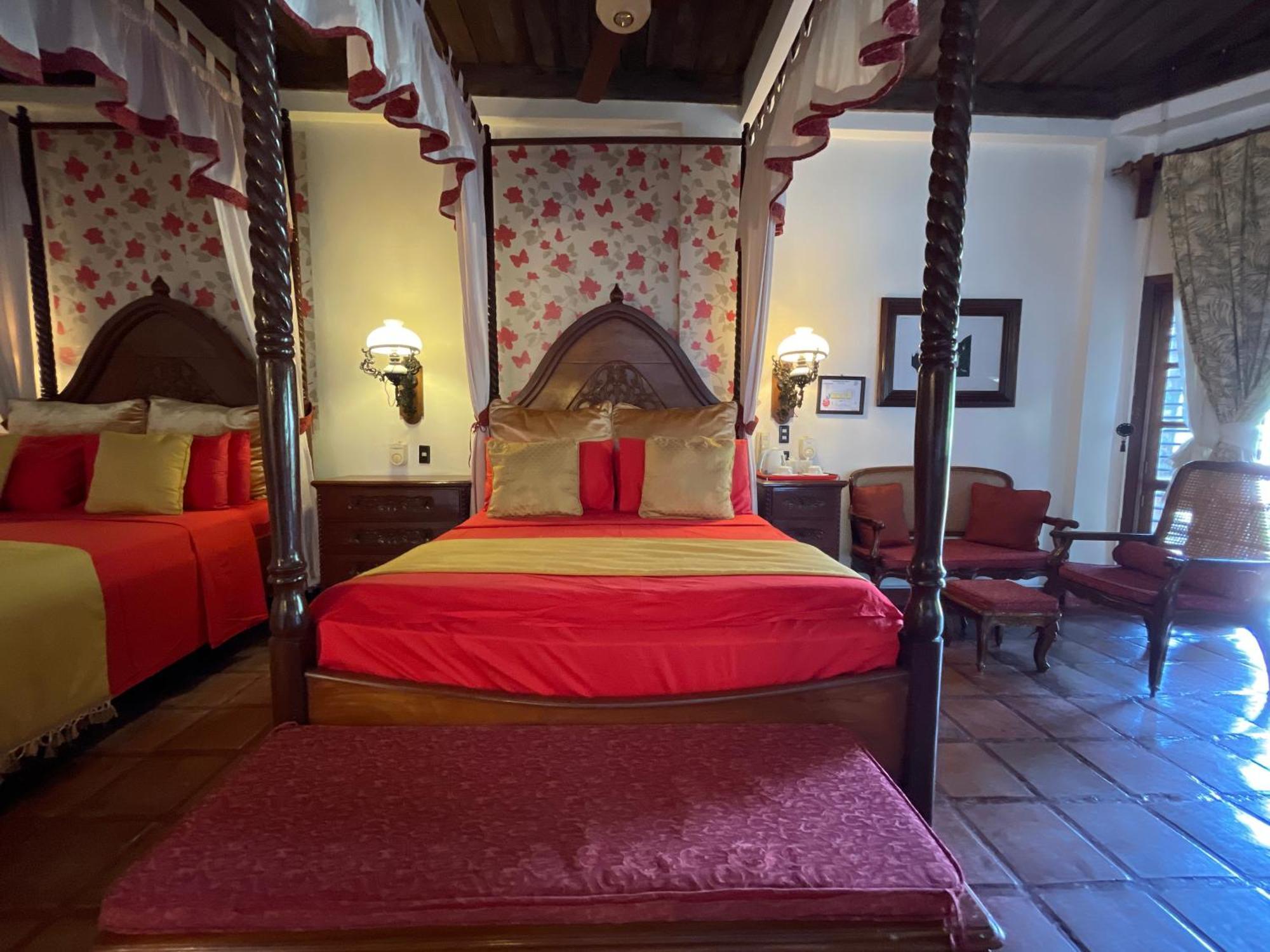 Tropicana Castle Dive Resort Powered By Cocotel Puerto Galera Rom bilde