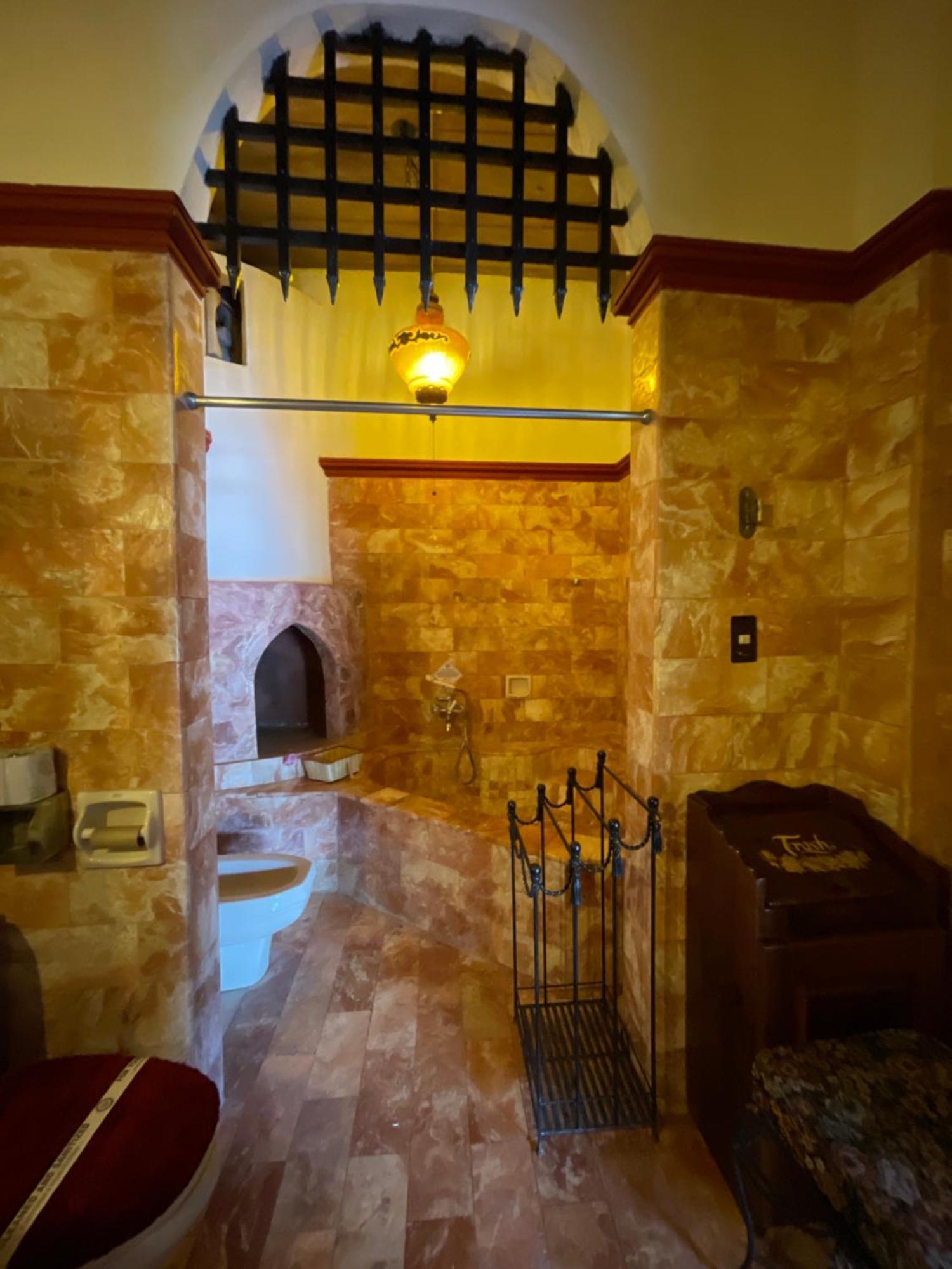 Tropicana Castle Dive Resort Powered By Cocotel Puerto Galera Rom bilde