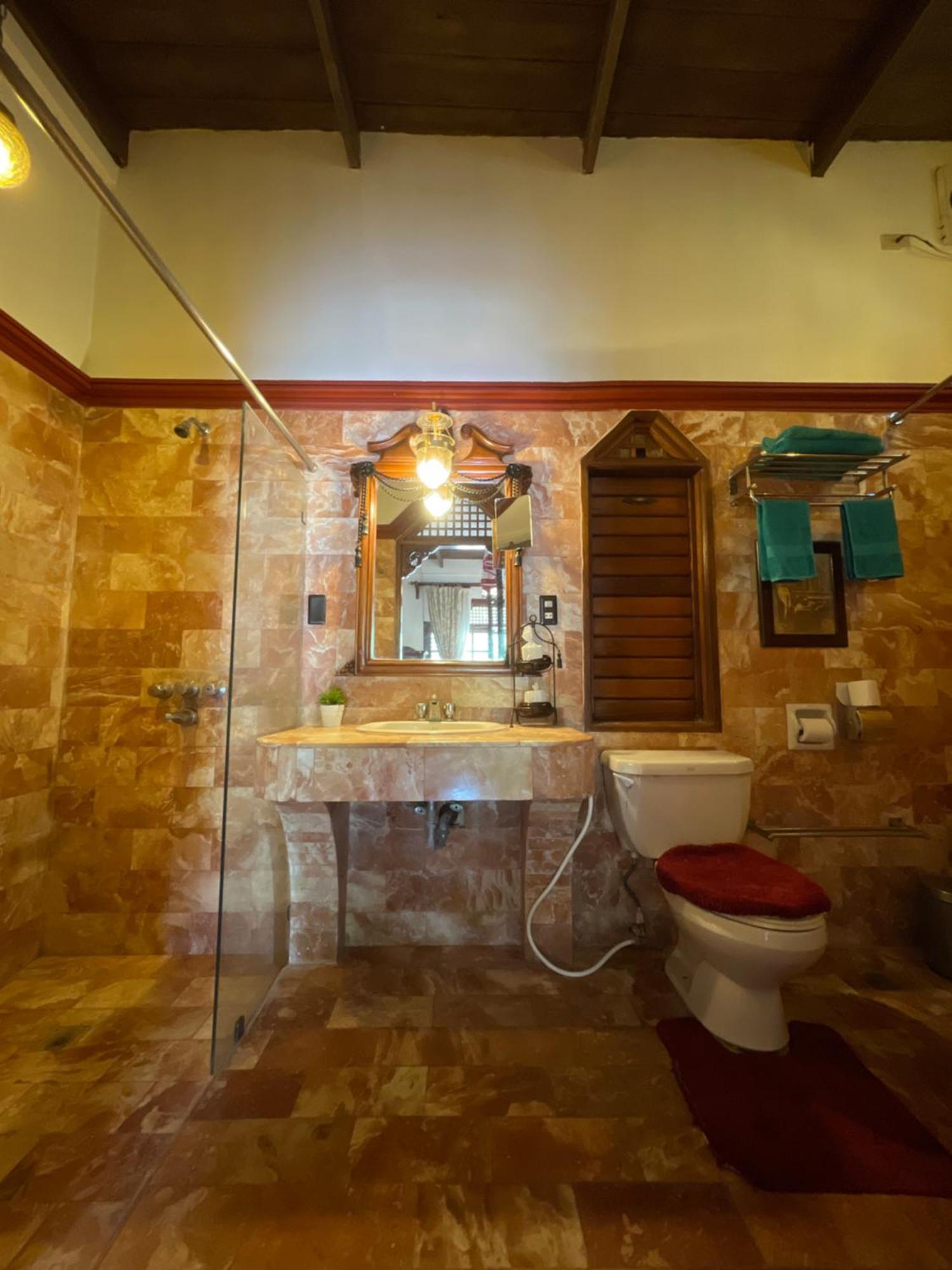 Tropicana Castle Dive Resort Powered By Cocotel Puerto Galera Rom bilde