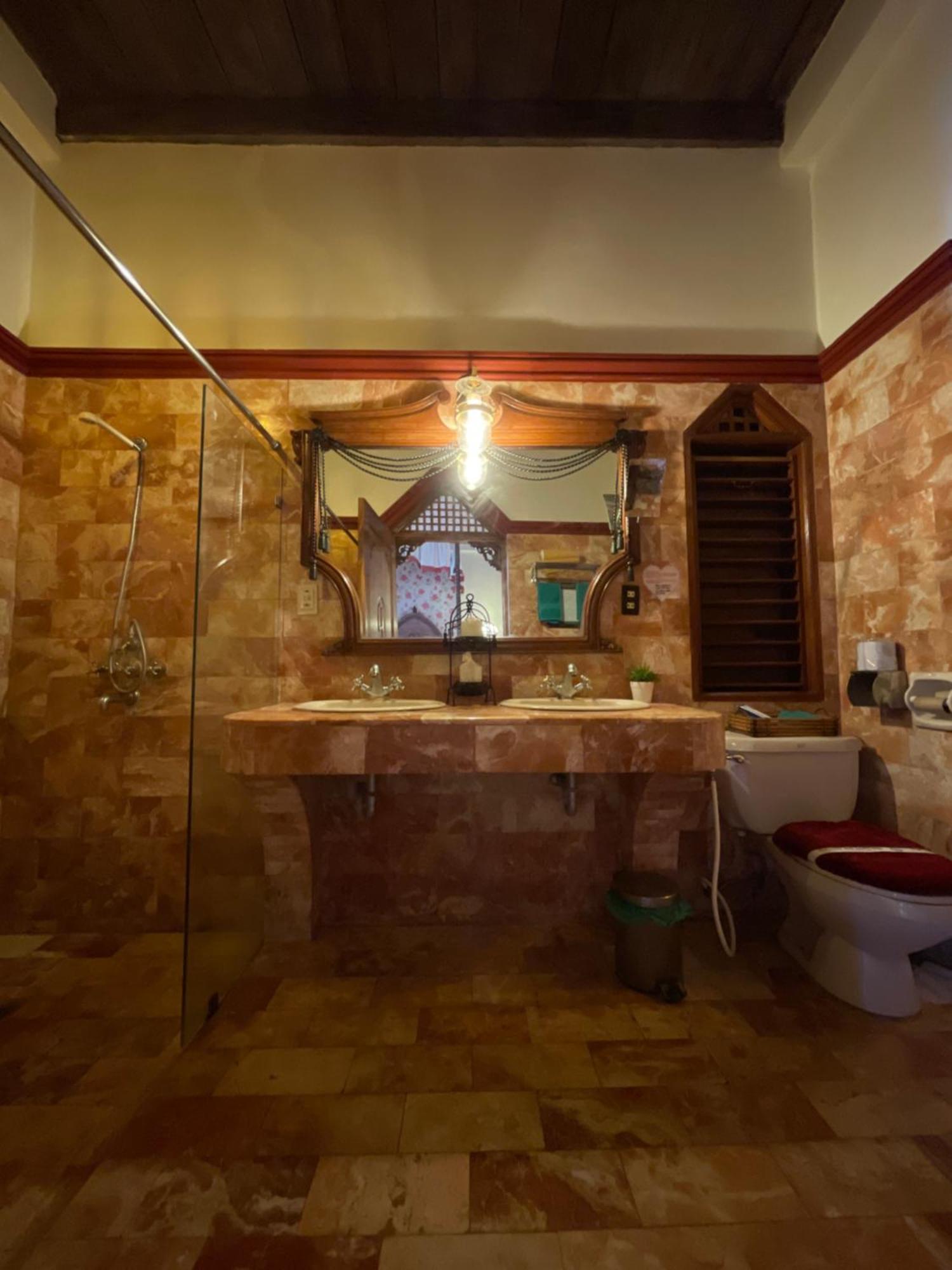 Tropicana Castle Dive Resort Powered By Cocotel Puerto Galera Rom bilde