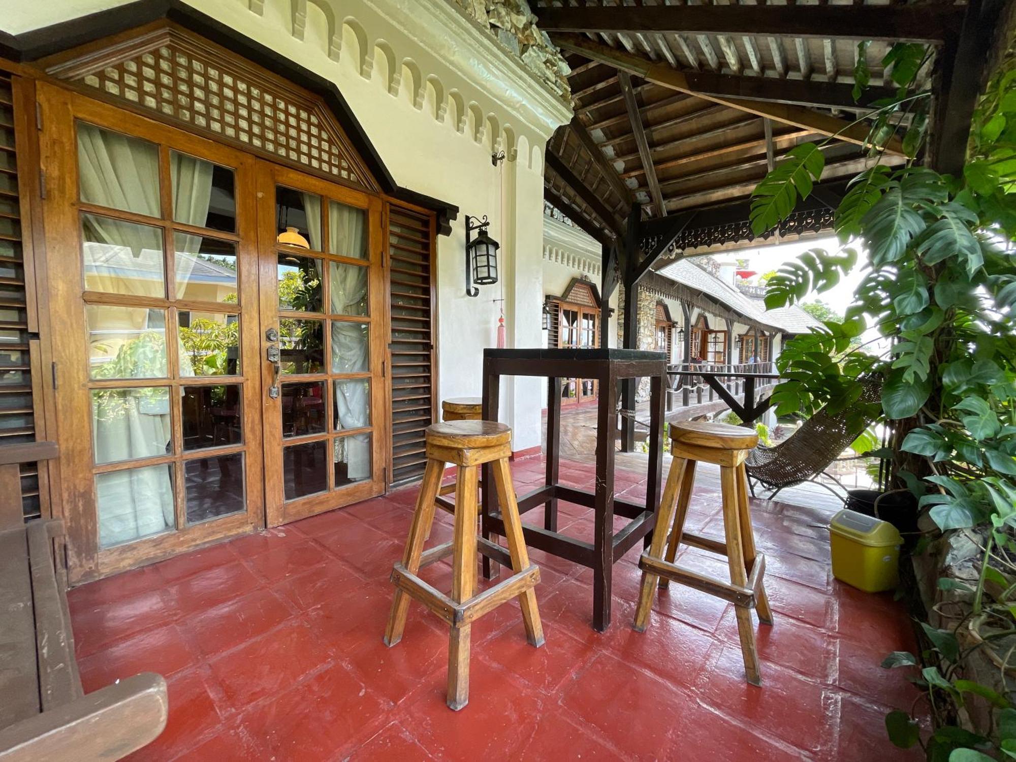 Tropicana Castle Dive Resort Powered By Cocotel Puerto Galera Rom bilde