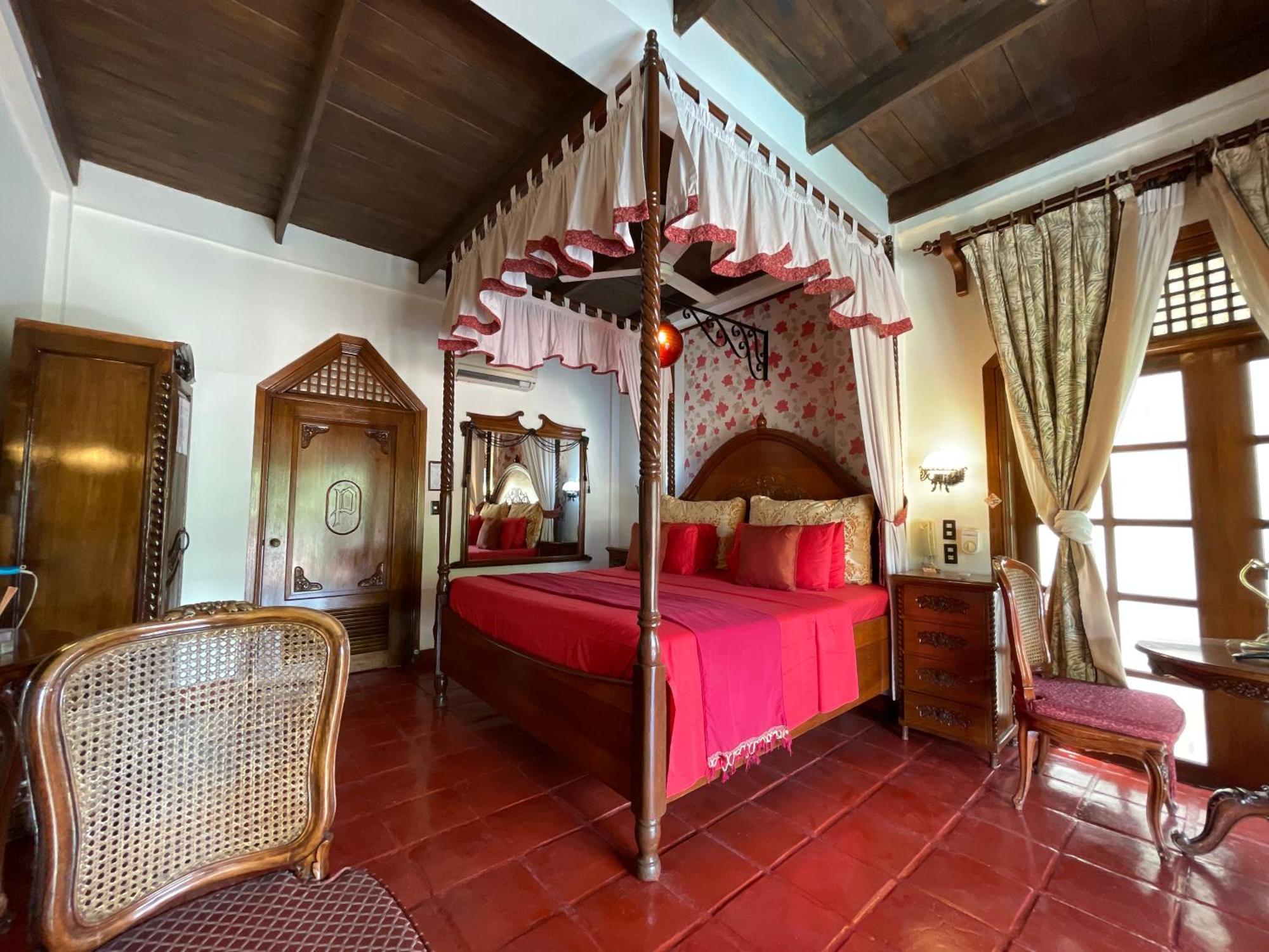 Tropicana Castle Dive Resort Powered By Cocotel Puerto Galera Rom bilde