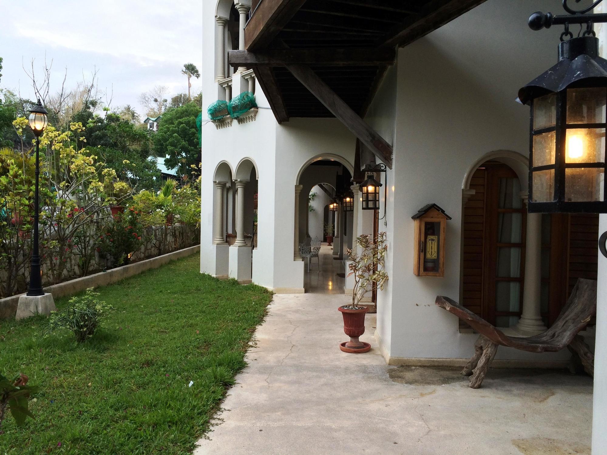 Tropicana Castle Dive Resort Powered By Cocotel Puerto Galera Eksteriør bilde